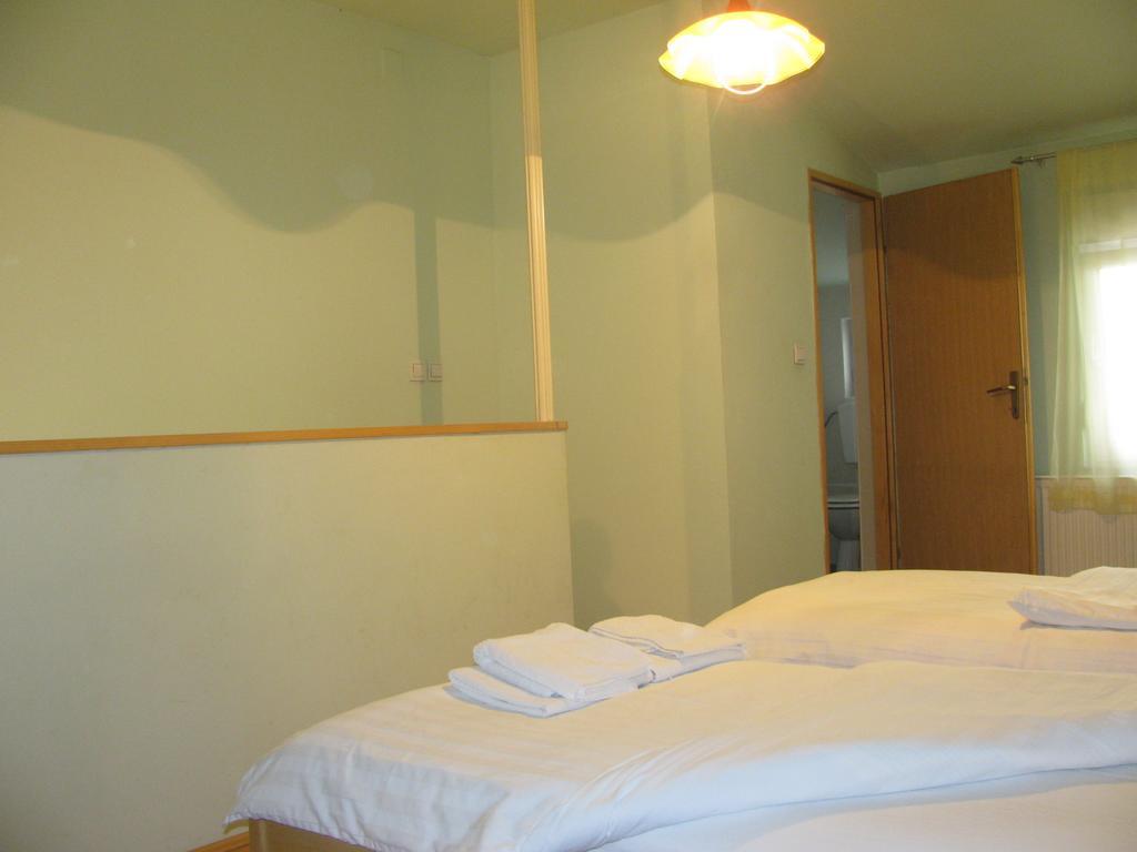 Apartments & Rooms Korzo Σλαβόνσκι Μπροντ Δωμάτιο φωτογραφία